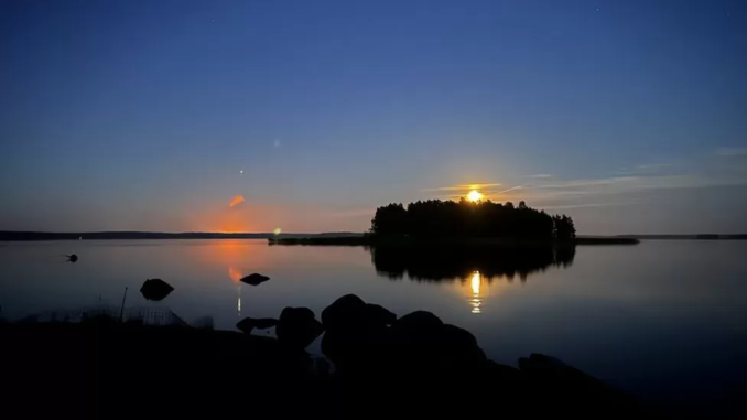 The smoke and orange light from the gas flare at Portovaya is seen on the left of this image. Elmeri Rasi