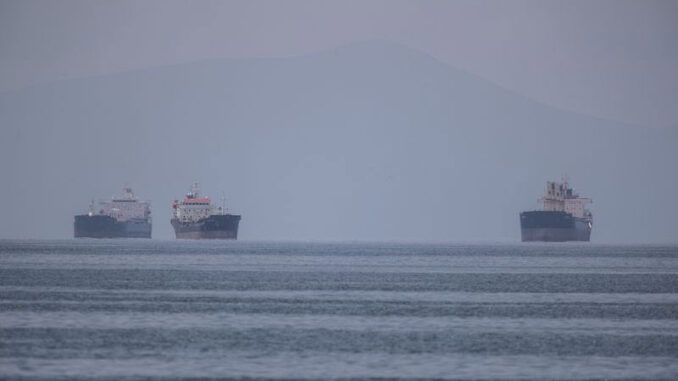 Anchored shipps - port of Piraeus near Athens - energynewsbeat.com