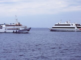 Hydrogen-fuel-cell-ferry-image-of-ferries-on-water