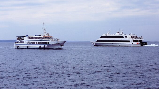 Hydrogen-fuel-cell-ferry-image-of-ferries-on-water