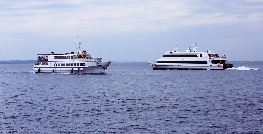 Hydrogen-fuel-cell-ferry-image-of-ferries-on-water