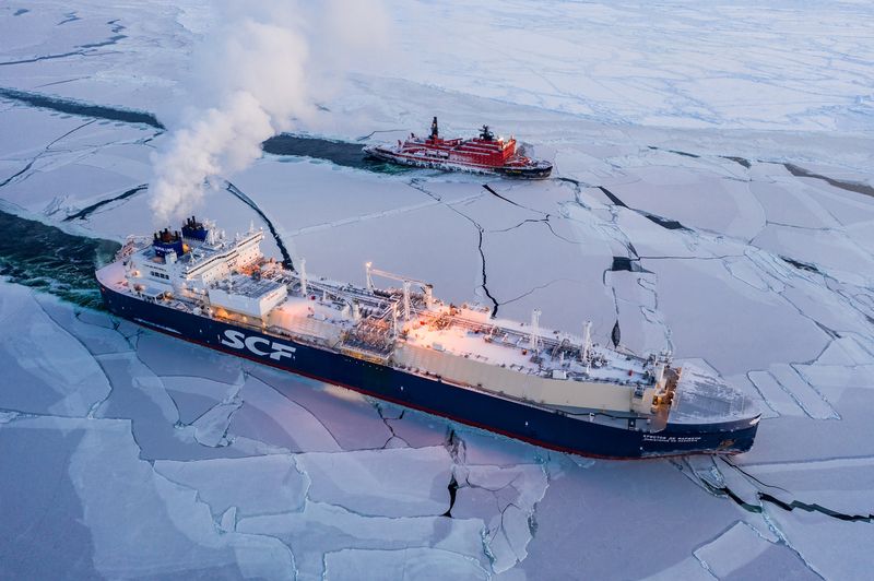 The Christophe de margerie LNG carrieer - nuclear poerd Let Pobedy icebreaker