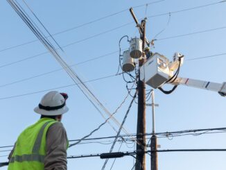 A worker repairs a power line in Austin - Bloomberg