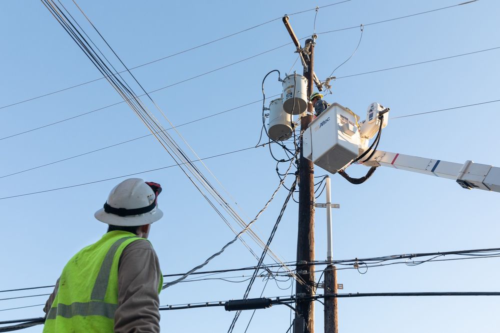 A worker repairs a power line in Austin - Bloomberg
