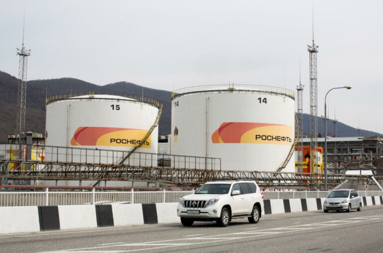 China among the leading contenders to snap up BP’s stake in oil company Rosneft
