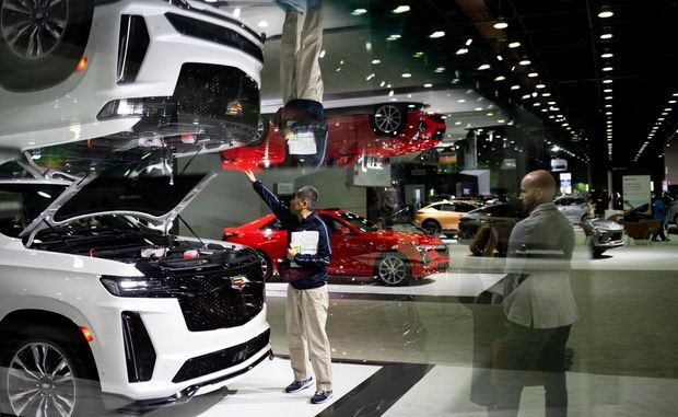 GM Scales Back EV Plans as Buyers Hesitate
